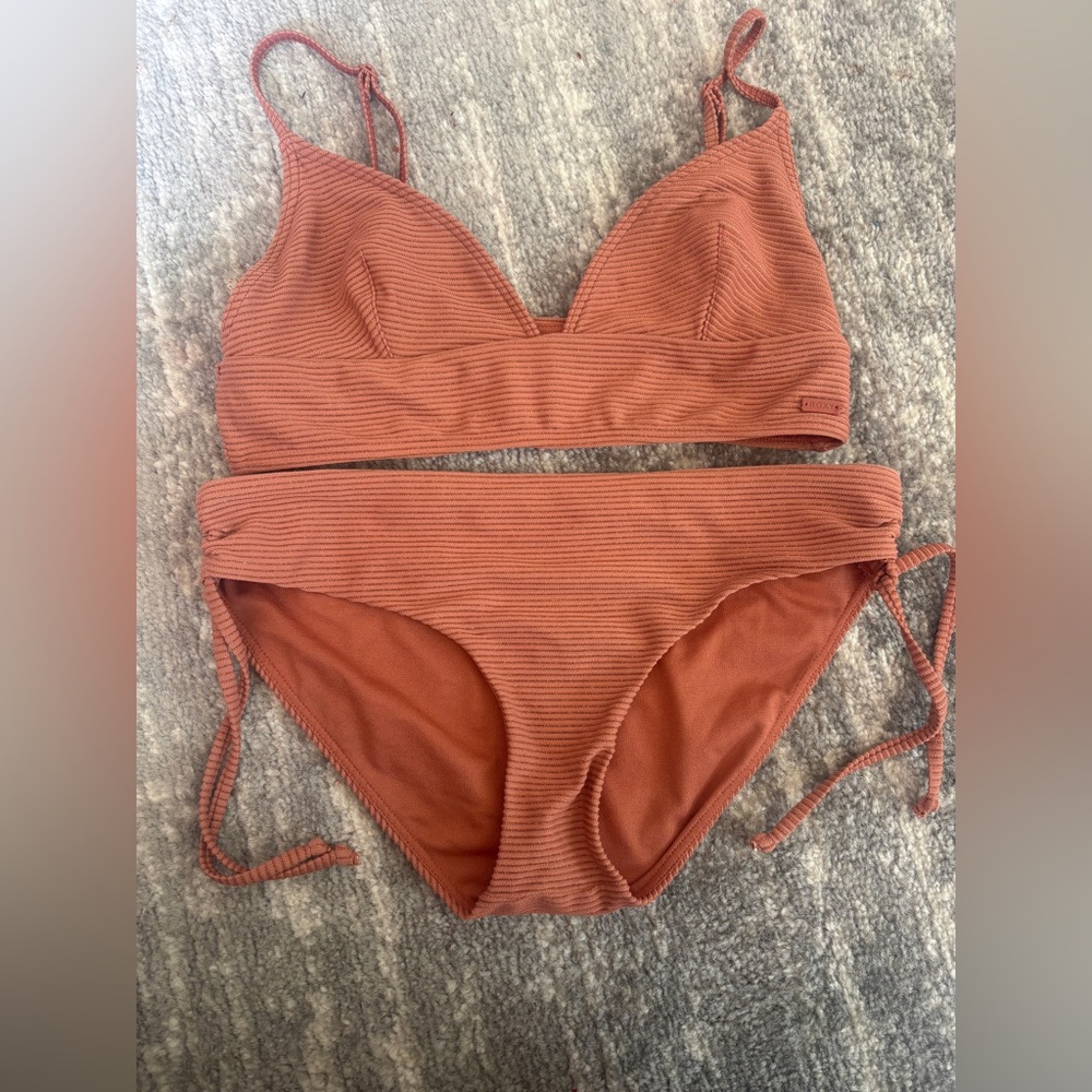 Roxy Ribbed Rust Triangle Bikini Top and Matching Bottoms Medium